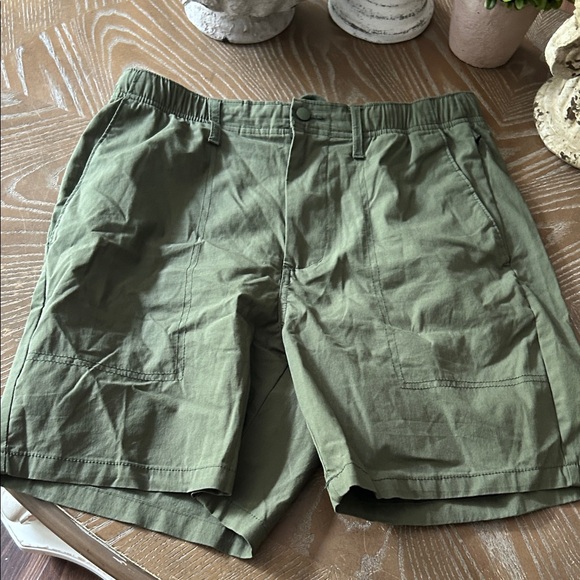 NWOT! Old Navy 7” Olive Green Men's Shorts Built in Flex - Picture 1 of 8
